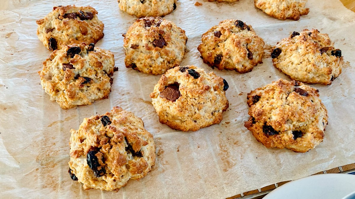 LynnetteLekfo's tweet photo. Just whipped up soft vanilla scones with homemade strawberry jam—warm, buttery, and perfect with morning coffee. Cozy weekend baking vibes hit different ， https://t.co/5pNrDlaYuq
