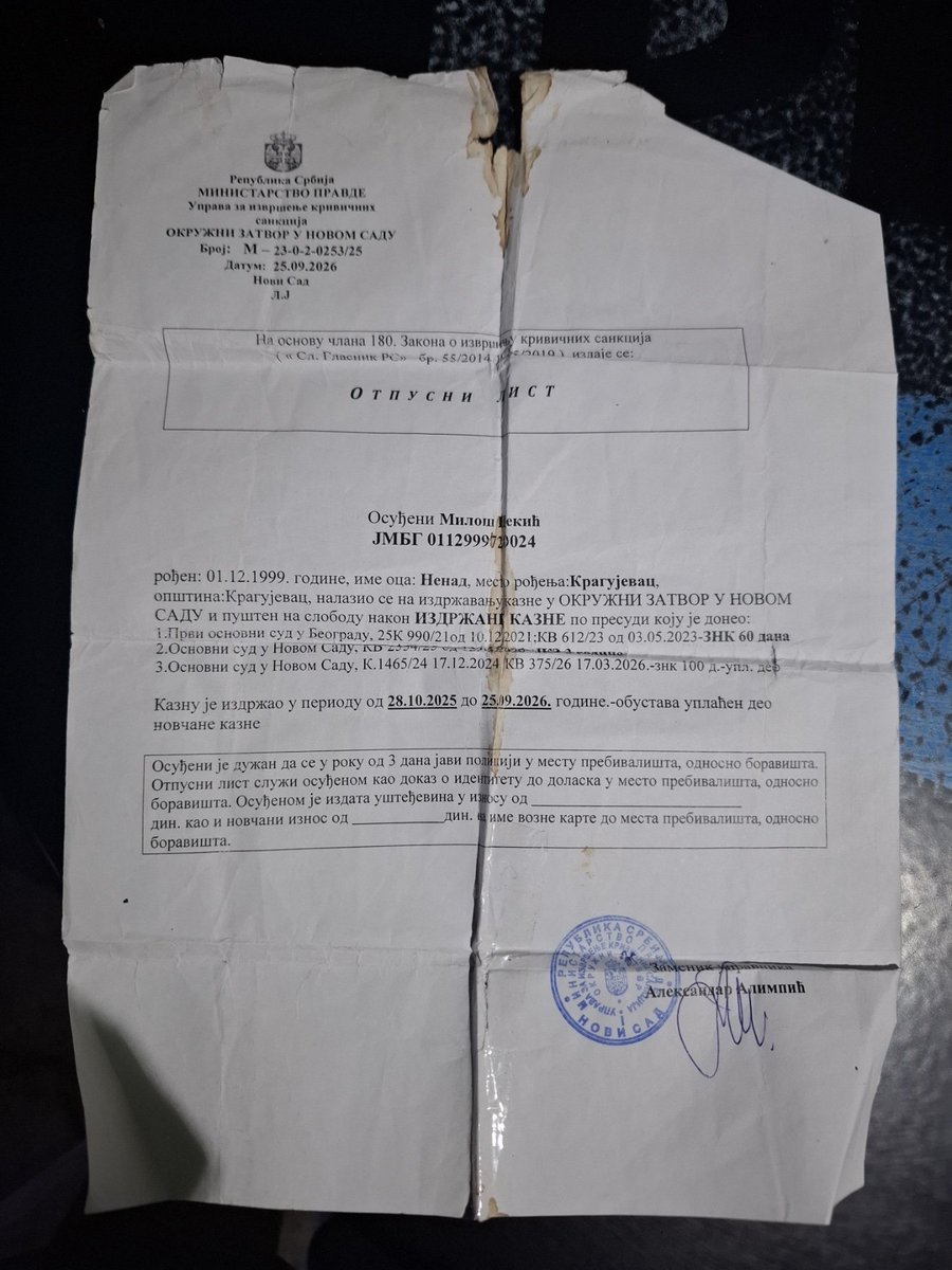 ZborJerkovic's tweet photo. Ispalo, jednom od prisutnih na strani mafije, iz džepa kada je hteo da se potuče na Futoškoj ulici. 

Ima li nekog među njima ko nije bio u zatvoru??? https://t.co/Oeme7yjjz7
