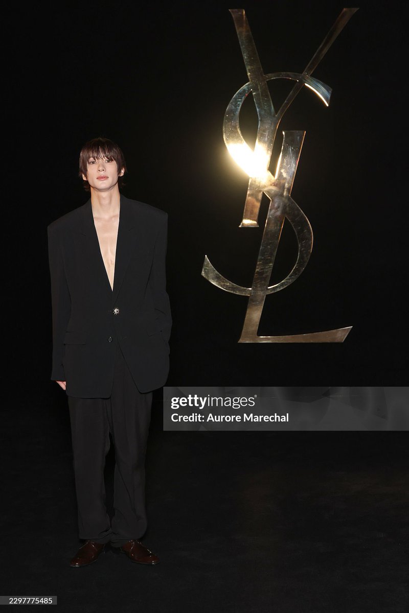asbaguette's tweet photo. แอนตันจากกล้อง GettyImages โหดจัด ลุคออกงานหล่อฝรั่งแตก ฮีเอาไฟ แฟลช กล้องต่างประเทศอยู่มากกกกกก โคตร aura farming 🔥

ANTON AT SAINT LAURENT PFW 
#ANTONxSaintLaurentSS27 
#ANTONxSaintLaurent https://t.co/RW3PC6Vo8I
