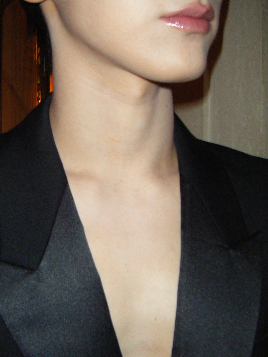 olalacool's tweet photo. กี๊ดดด ลง ig เซ็ตนี้หล่อมาก โชว์หมด! ชุด! แว่น! ต่างหู! และเตนล์!!! #tenlee_1001
TEN AT SAINT LAURENT SUMMER27  #TENforYSLPFW27 #SaintLaurentxTEN https://t.co/OMmJVQ7a3p