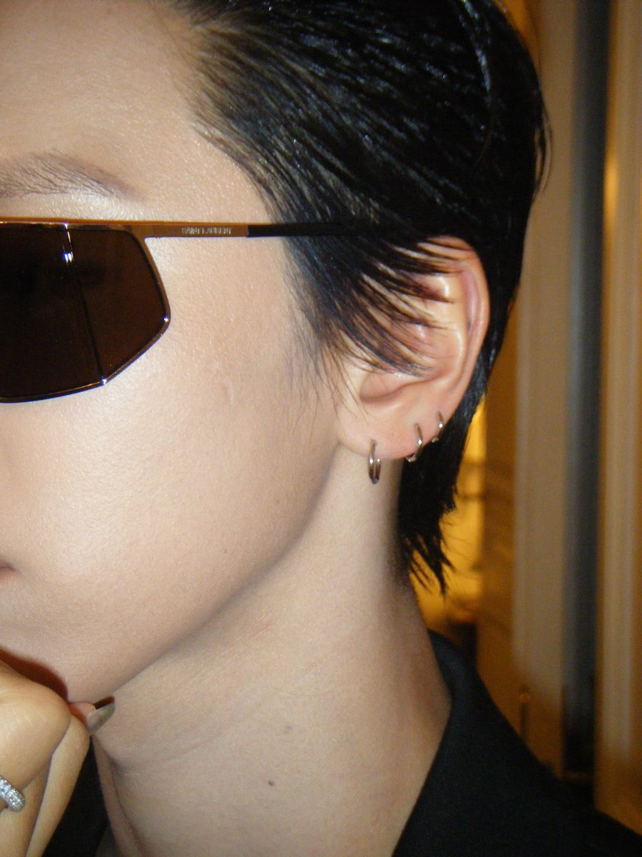 olalacool's tweet photo. กี๊ดดด ลง ig เซ็ตนี้หล่อมาก โชว์หมด! ชุด! แว่น! ต่างหู! และเตนล์!!! #tenlee_1001
TEN AT SAINT LAURENT SUMMER27  #TENforYSLPFW27 #SaintLaurentxTEN https://t.co/OMmJVQ7a3p