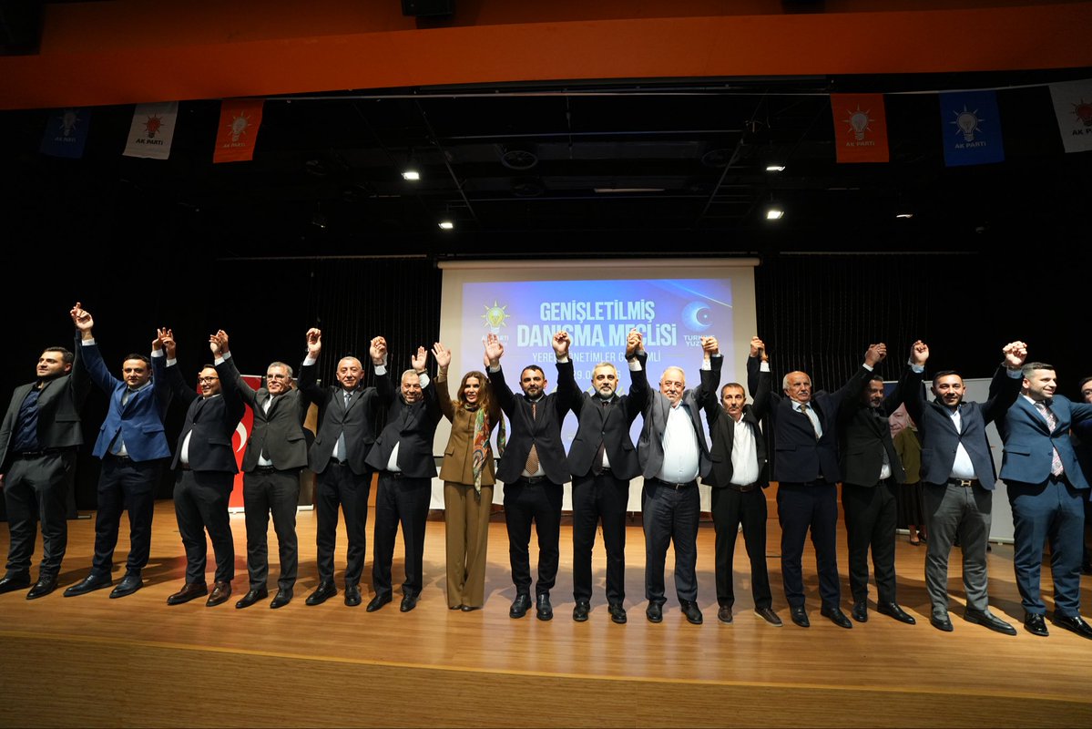 burakcifci34's tweet photo. Bugün Ataşehir’imiz adına anlamlı bir programa ev sahipliği yaptık.

AK Parti’mize katılım sağlayan meclis üyelerimizle aynı çatı altında bir araya gelmenin mutluluğunu yaşadık.

Bu katılımı yalnızca bir siyasi parti değişikliği olarak değil; farklı siyasi tecrübelerin ortak bir çalışma zemini içerisinde buluşması olarak değerlendiriyoruz. 

Yerel siyasetin temelinde milletimize hizmet etme sorumluluğu vardır. 

Bizler de bu anlayışla, ilçemizin ihtiyaçları ve hemşehrilerimizin beklentileri doğrultusunda çalışmaya hep birlikte devam edeceğiz.

AK Parti ailemize katılan meclis üyelerimiz; 

Oğuz SARUL, 
Abdullah ASLAN,
Sinan Emrah YILDIRIM,
Fatih EVLİYAOĞLU,
Cengiz KAYAYURT,
Ve Mehmet ALVER’e hoş geldiniz diyor, teşkilatımız, ilçemiz ve İstanbul’umuz için hayırlı olmasını diliyorum.

Birlikte çalışacak, ortak hedefler doğrultusunda sorumluluk üstlenecek ve hizmet siyasetimizi bundan sonra da kararlılıkla sürdüreceğiz.

@atasehirakparti 
@halimaksu 
@abdullahozdemir