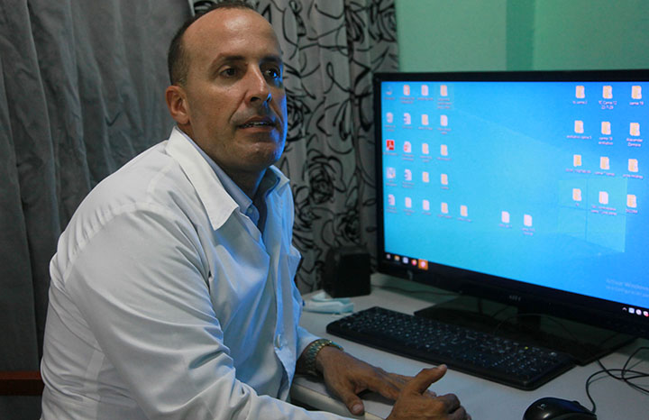 MINSAPCuba's tweet photo. 🩺🧑‍⚕️🇨🇺En 2005, Fidel abrazó a un joven médico cubano antes de partir a Pakistán. Ese abrazo selló un compromiso que marcaría su vida para siempre. 🇨🇺🤝

La historia de Ariel Álvarez Rodríguez y la brigada Henry Reeve 👇

#HéroesDeLaSalud #100AñosConFidel https://t.co/IiZNoKBuXJ