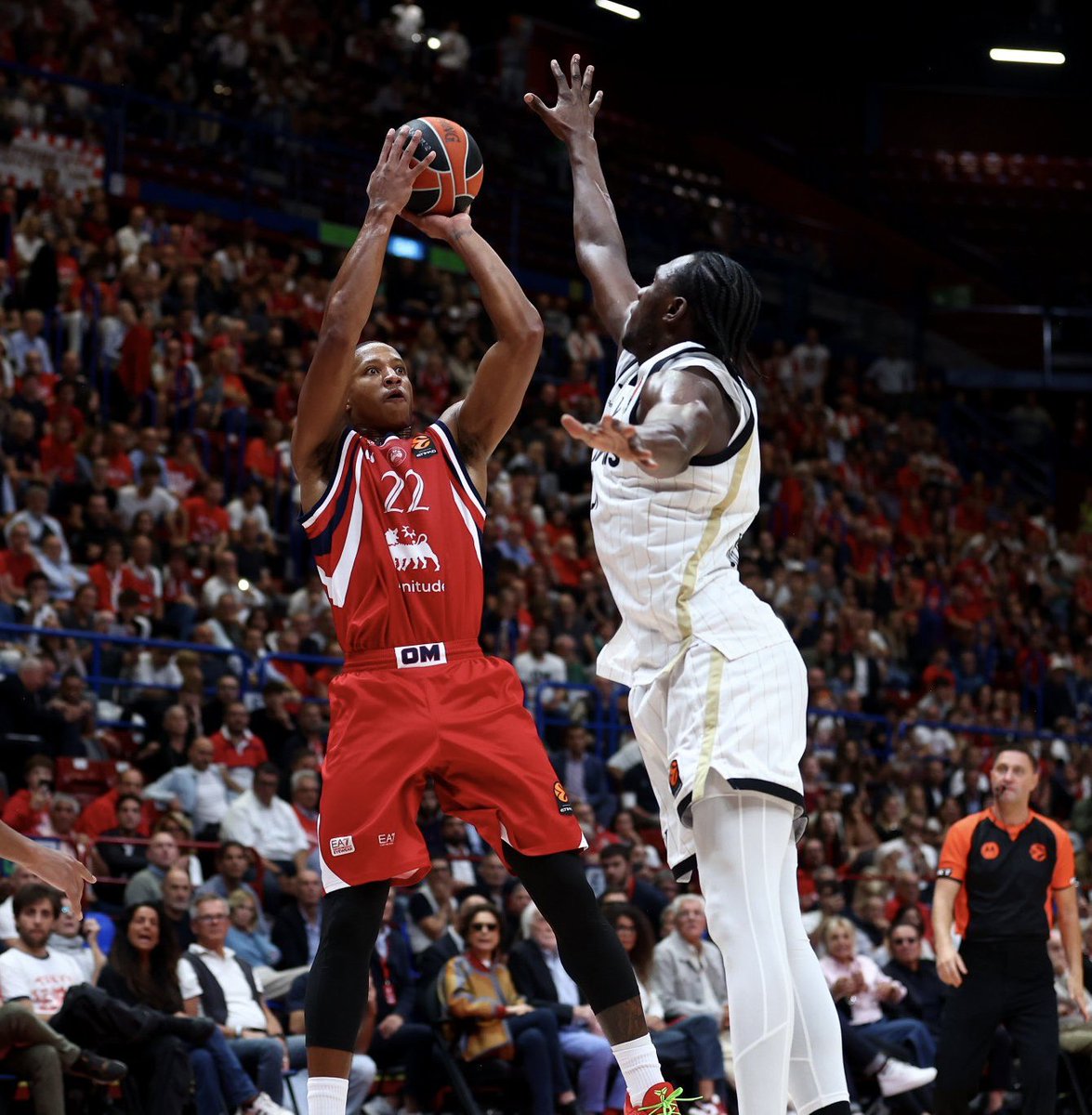 parallelecinico's tweet photo. Tutto quello che abbiamo visto questa sera in Milano-Virtus di Eurolega:

- Marcus Carr in accelerazione, a piedi, batte Marc Marquez in moto
- Wright si chiama Moses perché riesce ad aprire in due le difese 
- una partita a tratti stupenda
- l’affetto tra Hackett e Mathews
- Diarra potrebbe battere il record di salto di Duplantis senza asta
- una partita a tratti stupenda
- uno sugli spalti che aveva lo stesso fischietto degli arbitri
- la voglia di conoscersi meglio e di progettare un futuro insieme di Hackett e Mathews
- Baldasso che fino a pochi anni fa era più sottovalutato di un “ti vedo dimagrita” come complimento ad una donna, e ora tiene il campo alla grande in Eurolega
- l’ultimo minuto di Devon Hall in cui s’è reincarnato in quello che nacque in una stalla a Betlemme e ha compiuto due miracoli, prima con uno step back irreale da 8 metri, poi il canestro della vittoria allo scadere (foto)
- un benzinaio della ERG seduto in prima fila che ha invaso il campo per abbracciare Hall. Biglietto di prima fila che ha acquistato assieme ad un elicottero due yacht col fatturato degli ultimi tre mesi
- Hackett e Mathews che anche a fine partita hanno continuato a gridarsi “TVB!!” … “E IO TVTTTTTB!!” facendo venire il diabete a tutti gli spettatori
- una partita agonisticamente e ignorantemente bellissima