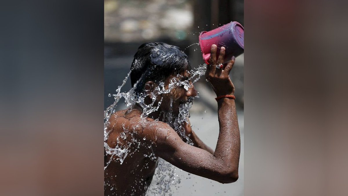 leoho_ward__25b's tweet photo. Look, Shan is having a cold drink to quench the summer heat! https://t.co/CUcvQs5XtP