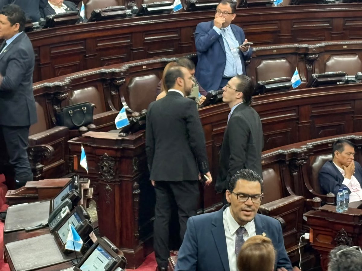 #AhoraLH | A la conversación entre De León y Palencia se une el diputado Felipe Alejos. ✍️: Joel Maldonado 📷: Roberto Cordón