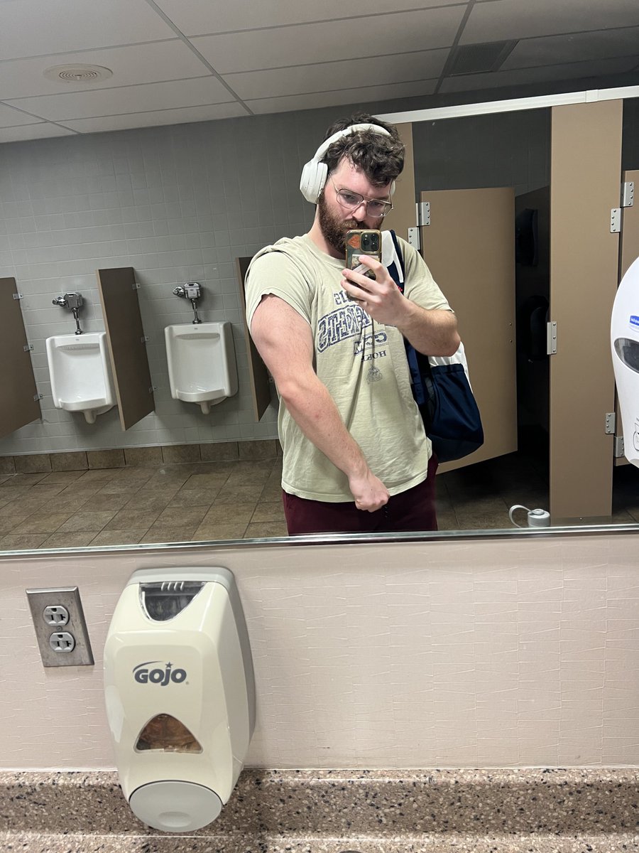 growingdrew's tweet photo. new gym bag from my throne 🙂‍↕️ https://t.co/jalG1jXORf