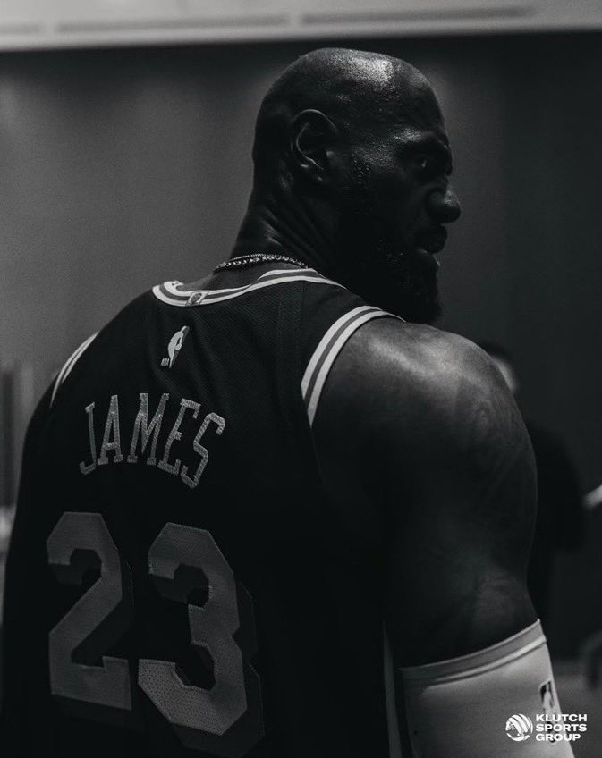 LBJsBest's tweet photo. Nah this new LeBron pic goes hard 🔥👑 https://t.co/LpSbLhFekO