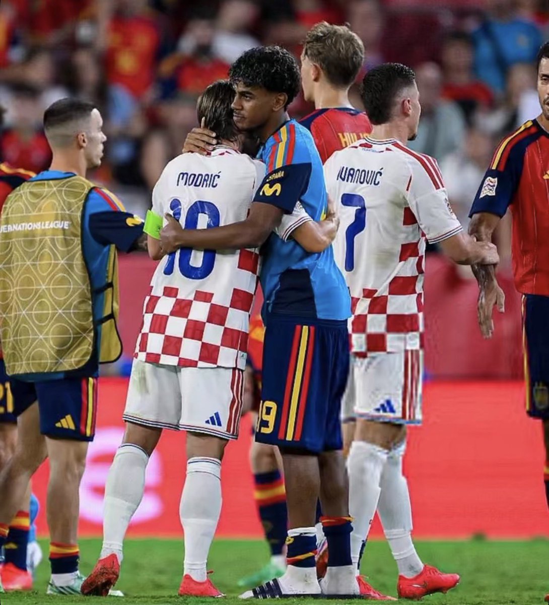 Tobs_fc's tweet photo. Yamal will end up beating you then walk up to you to appreciate you for coming. 

He is so savage and I love it. 😭❤️ https://t.co/HrD9SGOoBI