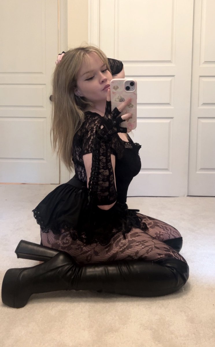 simp4evie's tweet photo. the greediest debt collector 🖤 https://t.co/DLTHP2fdl1