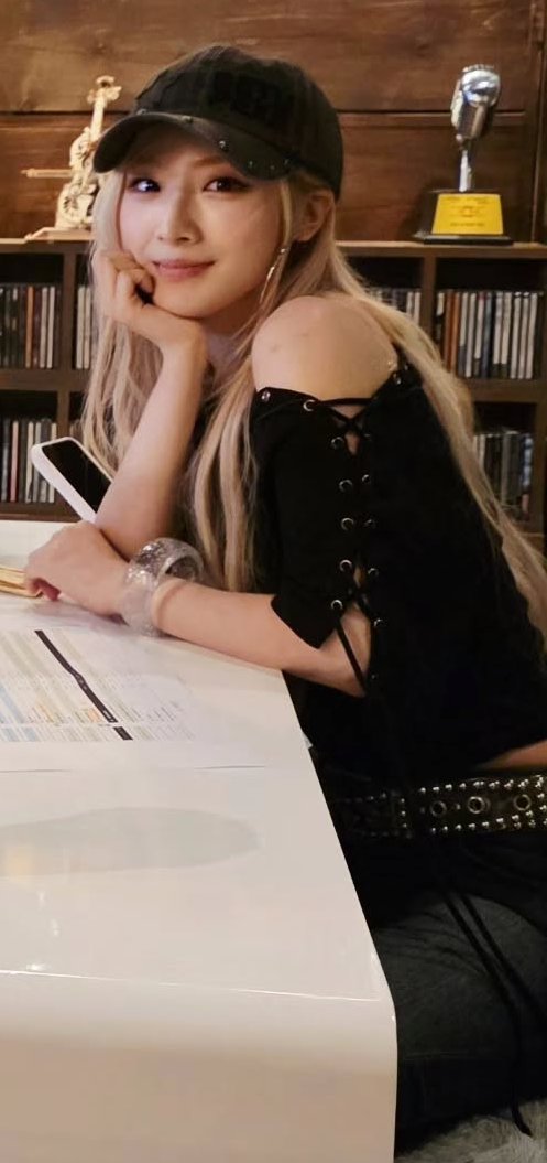 biffmila's tweet photo. this haseul look oh my god?? https://t.co/ORCuXIo9S2