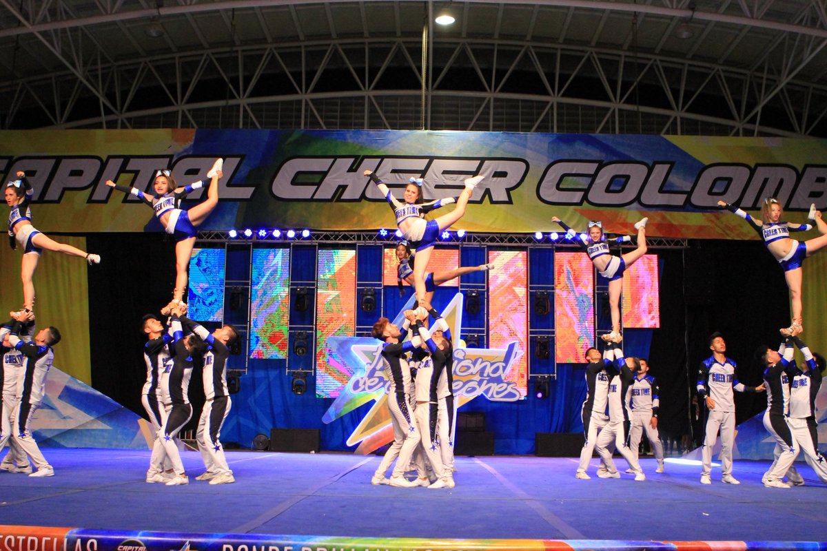 CapitalCheerCol's tweet photo. 🖤 Volvamos al 2018… a esos equipos, esas rutinas y esos momentos que todavía viven en nuestra memoria. 🥹✨

¿Qué equipo de esa época quieres volver a ver por aquí? 👀

Déjanos su nombre y hagamos que esos recuerdos vuelvan a vivir. 🏆 https://t.co/jGP3LmRQX1