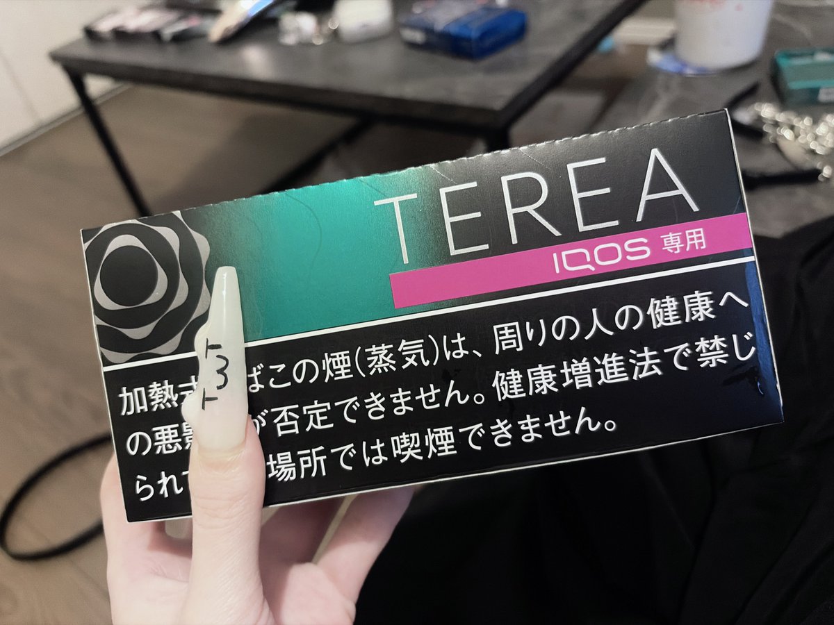 chifumi_MYUZAI's tweet photo. 😃「116番ください」
👩🏻「明日から値上がりだから今のうちにねぇ〜」←喫煙者に優しいおばさま
😁「ン、じゃあカートンで」←ヤニカス https://t.co/yKry8frt8z