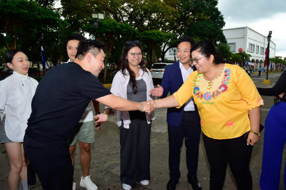 VivaNicaragua13's tweet photo. 🎶🇳🇮🇨🇳 La ciudad creativa de León recibe al ritmo de tradición al grupo artístico tradicional de Hunan China

En un ambiente de bailes, cantos y música, León recibió al Grupo Artístico Tradicional de Hunan, China. 🤝 🎭

#León #HunanChina #Cultura https://t.co/CN49PtqGMi