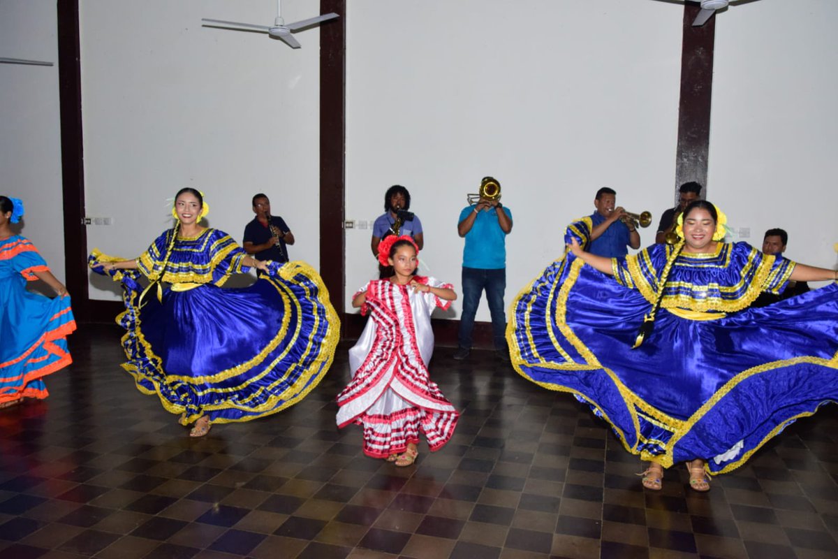 VivaNicaragua13's tweet photo. 🎶🇳🇮🇨🇳 La ciudad creativa de León recibe al ritmo de tradición al grupo artístico tradicional de Hunan China

En un ambiente de bailes, cantos y música, León recibió al Grupo Artístico Tradicional de Hunan, China. 🤝 🎭

#León #HunanChina #Cultura https://t.co/CN49PtqGMi