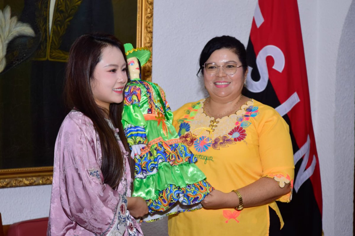 VivaNicaragua13's tweet photo. 🎶🇳🇮🇨🇳 La ciudad creativa de León recibe al ritmo de tradición al grupo artístico tradicional de Hunan China

En un ambiente de bailes, cantos y música, León recibió al Grupo Artístico Tradicional de Hunan, China. 🤝 🎭

#León #HunanChina #Cultura https://t.co/CN49PtqGMi