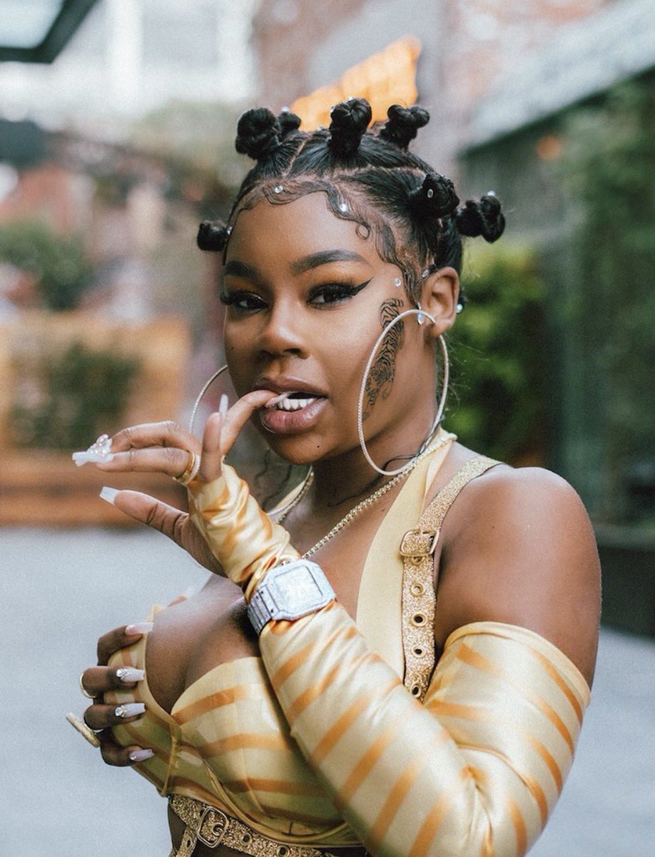 urfablife's tweet photo. Kash vs Suki

I believe Kash. Suki stays saying the most disrespectful shit and y’all excuse it because she’s “real.” Let’s see how real and gangsta she is in Kash’s face. Sapphire can’t save you boo! I BEEN peeped Suki was a character. This season finna be AMAZING #baddies 🇺🇸 https://t.co/Xzovf5Z7rG