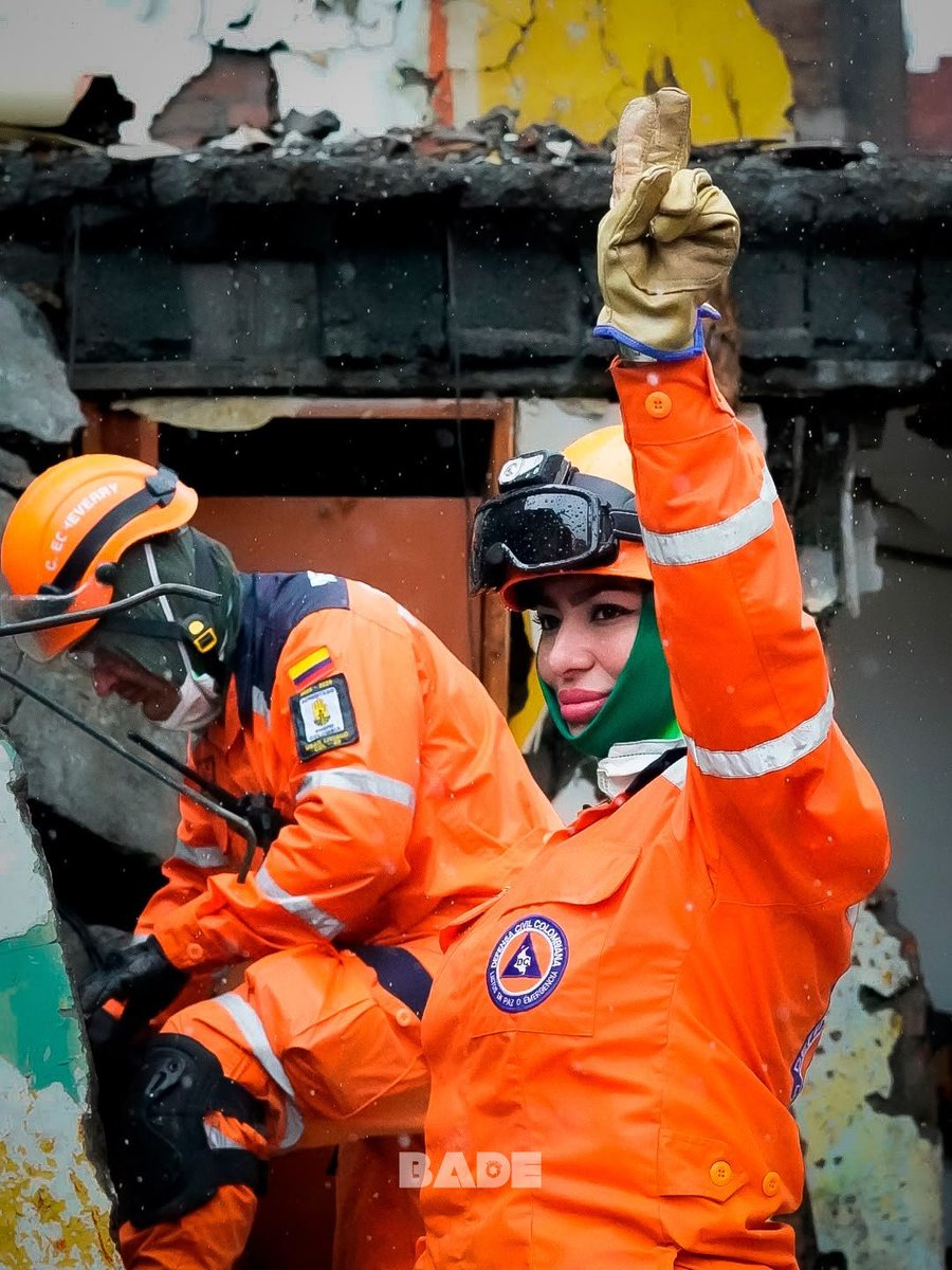 DefensaCivilCo's tweet photo. Dos emergencias simultaneas, en distintas regiones del país. Nuestro voluntarios listos, sosteniendo a Colombia en dos frentes a la vez, Sin detenerse.   
#ListosEnPazOEmergencia🧡 https://t.co/Yya2qwlzQk