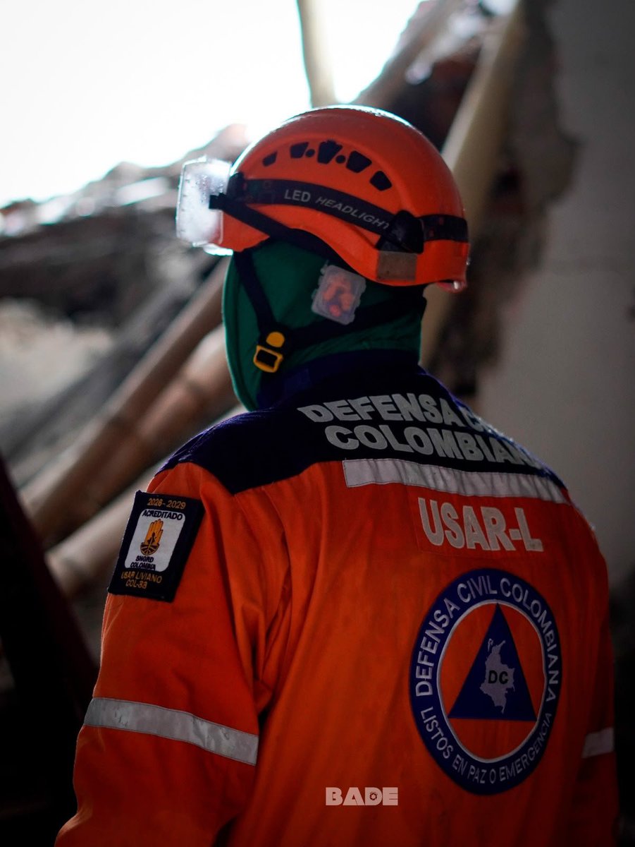 DefensaCivilCo's tweet photo. Dos emergencias simultaneas, en distintas regiones del país. Nuestro voluntarios listos, sosteniendo a Colombia en dos frentes a la vez, Sin detenerse.   
#ListosEnPazOEmergencia🧡 https://t.co/Yya2qwlzQk