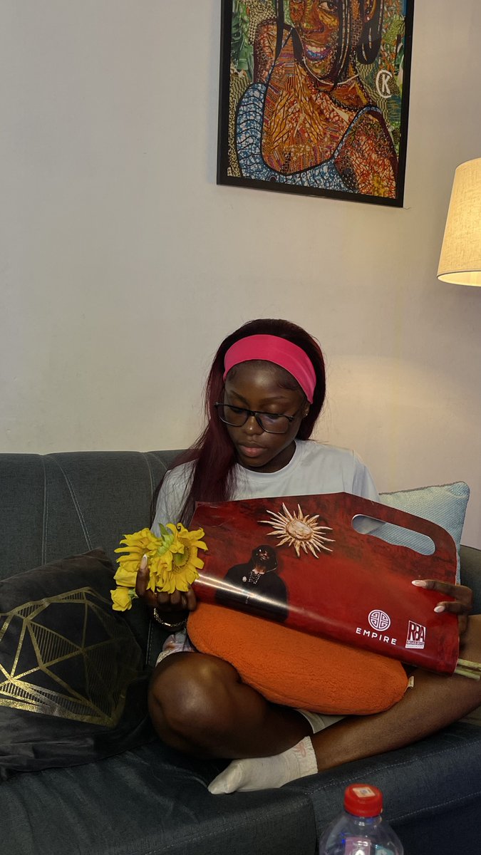 yaabitha's tweet photo. Black Sherif sent me SUN flowers 🌻 https://t.co/mr3xeFxNPk