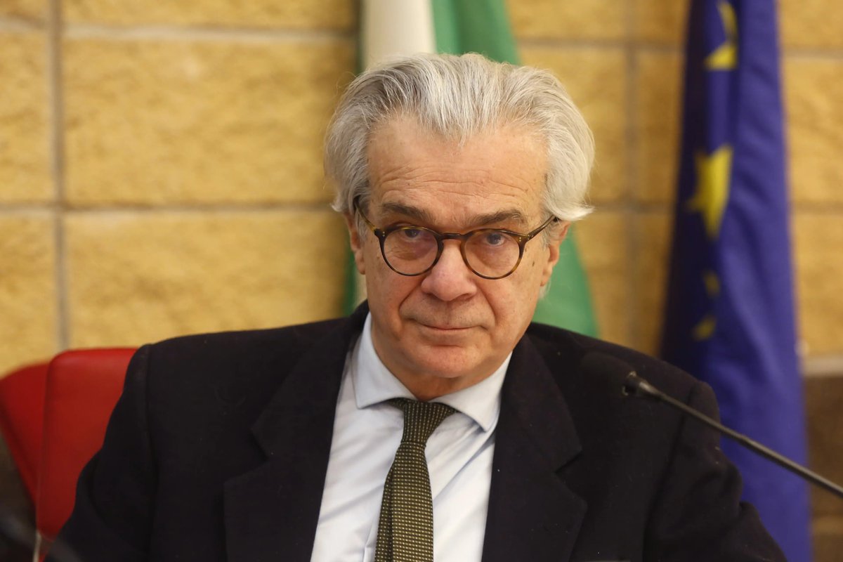 paolomossetti's tweet photo. Il costituzionalista Gaetano Azzariti. ha firmato contro il ddl Gasparri-Delrio, approvato già in Senato e ora alla Camera. Lo ha intervistato una grossa firma di Repubblica, Conchita Sannino:

«[S]iamo di fronte a una legge puramente “simbolica” in cui la sacra lotta all’antisemitismo può essere piegata per delimitare il dissenso... Mi inchino di fronte all’autorevolezza della senatrice Segre... Ma rilevo che anche tra associazioni ebraiche c’è una divisione sul ddl. E ho trovato molto giusto l’appello, sottoscritto da Gad Lerner e da altre personalità autorevoli, che esprime un coraggioso dissenso...

...nel testo che si vorrebbe approvare vi è una genericità e una indeterminatezza dei casi e delle manifestazioni che si vogliono condannare che non si può consentire. E su questi terreni così delicati, in un periodo storico così funestato, meno che mai...

Perché il problema di quella definizione [Ihra] e delle esemplificazioni cui rinvia, è che non è chiaro il confine con le forme di critica o di protesta che sono consentite in democrazia, anche contro le politiche israeliane. Insomma: così si svilisce il vero contrasto all’antisemitismo».