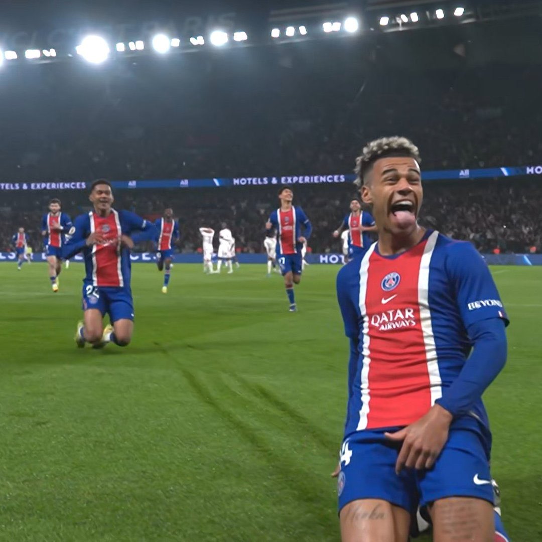 MediaParisien's tweet photo. Le but du titre, la célébration et le nouveau maillot… 

Tout était parfait sur cette action de Désiré Doué. ❤️💙 https://t.co/RZGAF89HOM