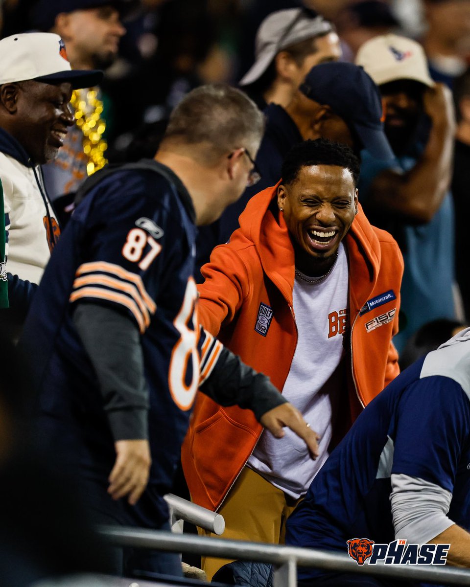 ChicagoBears's tweet photo. The energy last night was electric ⚡️ https://t.co/FQbc90Qiqz