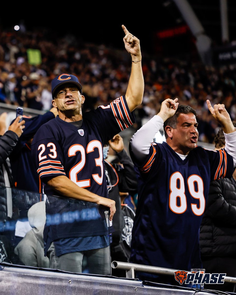 ChicagoBears's tweet photo. The energy last night was electric ⚡️ https://t.co/FQbc90Qiqz