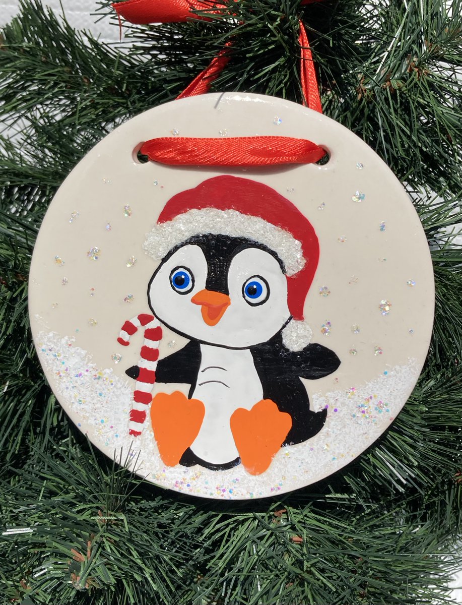 LPaintitpretty's tweet photo. This cute little penguin needs a home https://t.co/mHyvSdZGsW #ornament #penguin #ceramic #SMILEtt23 #etsy #Shopsmall #craftbizparty https://t.co/5ouqBEGSdi