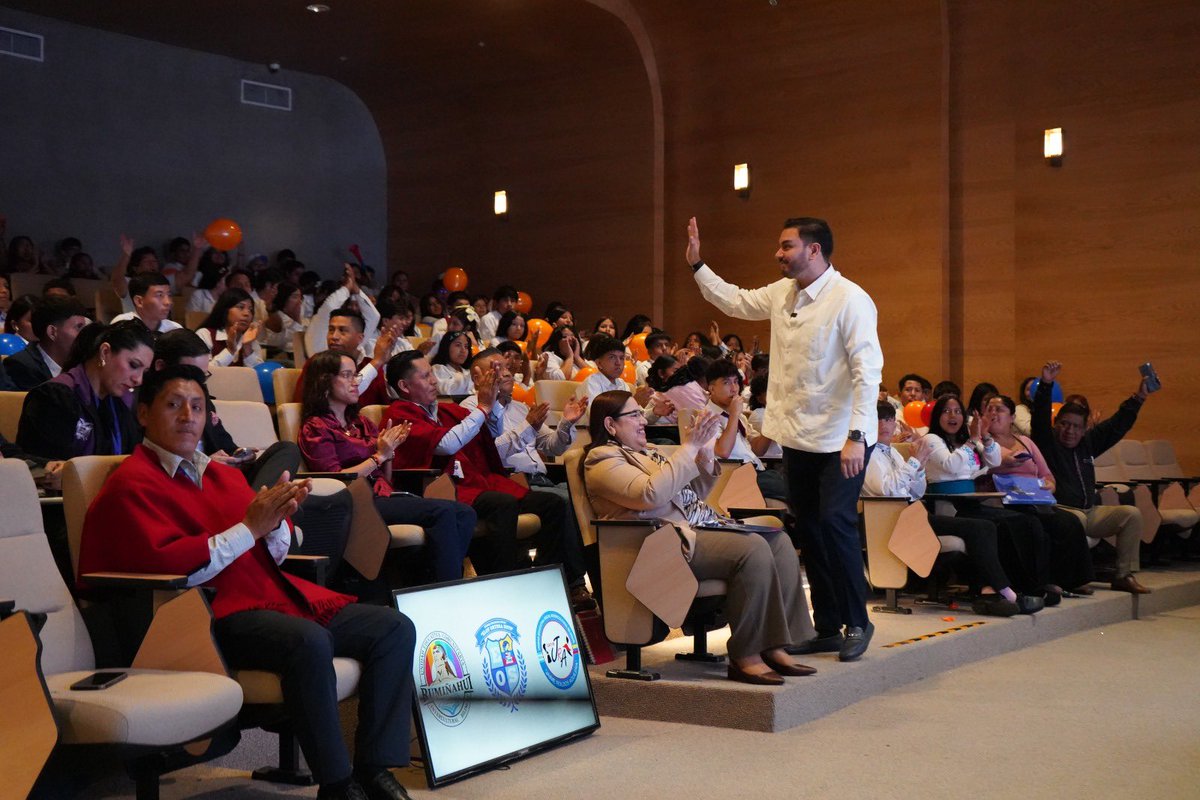 AndresFantoniB's tweet photo. Hay conocimientos que se aprenden para una prueba y otros que te preparan para la vida.

378 jóvenes de 9 unidades educativas interculturales bilingües y de etnoeducación de Guayaquil comienzan una nueva etapa de Quien Sabe Participa Intercultural.

Aquí van a competir, sí. Pero también van a demostrar cuánto saben sobre sus derechos, cómo defender sus ideas y cómo hacer escuchar su voz.

Que empiece el reto. 🔥🇪🇨
Su voz importa. 

@SEIBEec