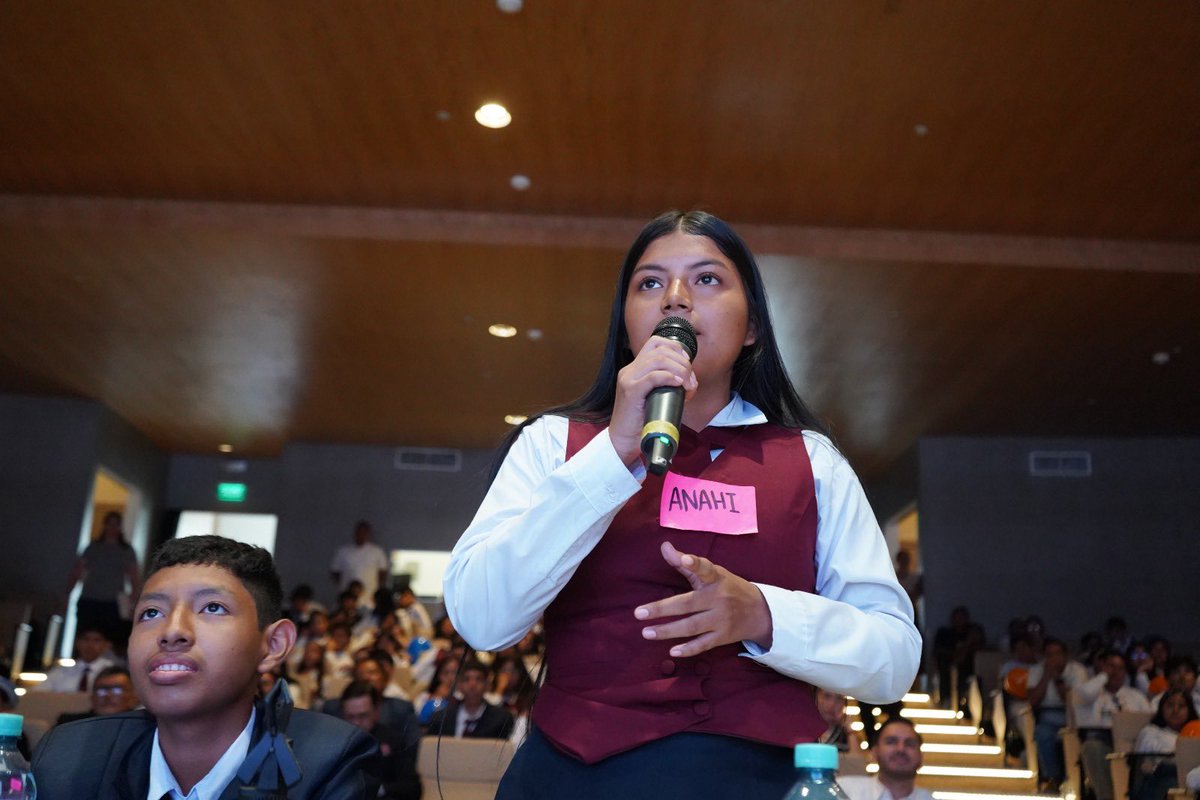 AndresFantoniB's tweet photo. Hay conocimientos que se aprenden para una prueba y otros que te preparan para la vida.

378 jóvenes de 9 unidades educativas interculturales bilingües y de etnoeducación de Guayaquil comienzan una nueva etapa de Quien Sabe Participa Intercultural.

Aquí van a competir, sí. Pero también van a demostrar cuánto saben sobre sus derechos, cómo defender sus ideas y cómo hacer escuchar su voz.

Que empiece el reto. 🔥🇪🇨
Su voz importa. 

@SEIBEec