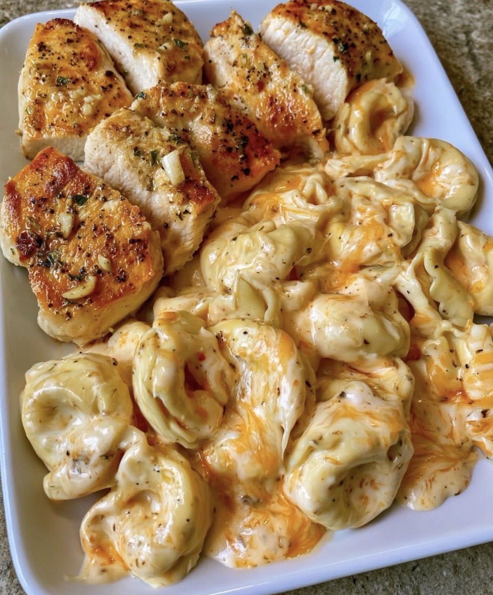 FoodPleaser's tweet photo. Sweet Garlic Chicken &amp; Double Cheese Tortellini 🍗 🧄 🧀 https://t.co/kscFMzy3yx