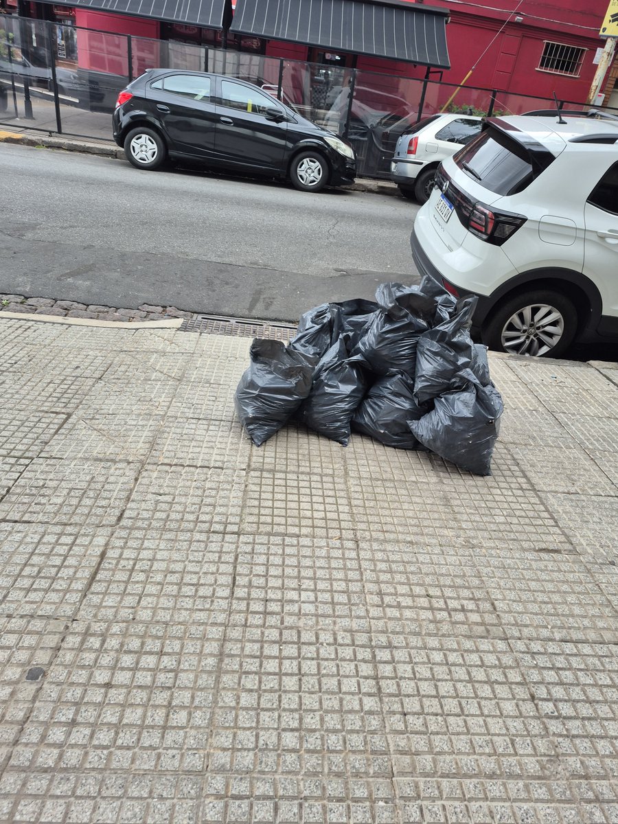 cholegil1976's tweet photo. @BA147  @jorgemacri  @gcba 
Buenos días Jorge y equipo.
La la appBa 147 no está funcionando correctamente. Ya intente 3 veces reforzar una denuncia por voluminosos (escombros) en Avalos 1805 y NO puedo.
Adjunto fotos de los escombros y la pantalla de error que me sale. Ya ... https://t.co/E05i9N5am8
