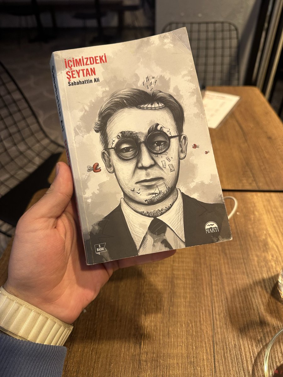 memethugrl's tweet photo. Ömer sen sünepe bir oesin
Macide sende de hep bir kaşarlık sezdim

Kullanamadıktan sonra gögsümüzü dolduran düşünceler neye yarardı ?

Demek hayat böyle iki adım ilerisi bile görülmeyen sisli bir denizdi tesadüflerin oyuncağı olacak olduktan sonra ne diye bir irademiz vardı https://t.co/5Uv9hrujVJ