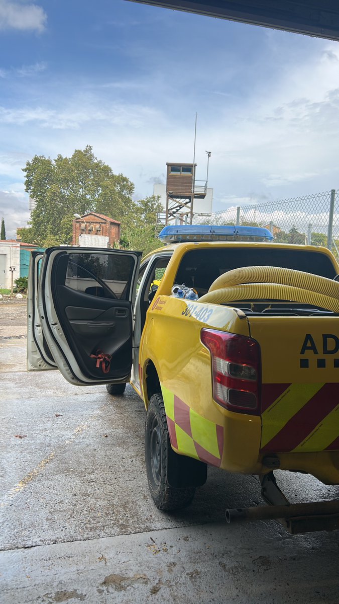 TheUltraRamos's tweet photo. 15 persones VOLUNTARIAMENT donant-ho tot per tornar Montcada a la normalitat.

I aixo no surt a la tele ni a cap lloc! 

Orgull de ser groc 💛💪 https://t.co/O6mki4OuW3