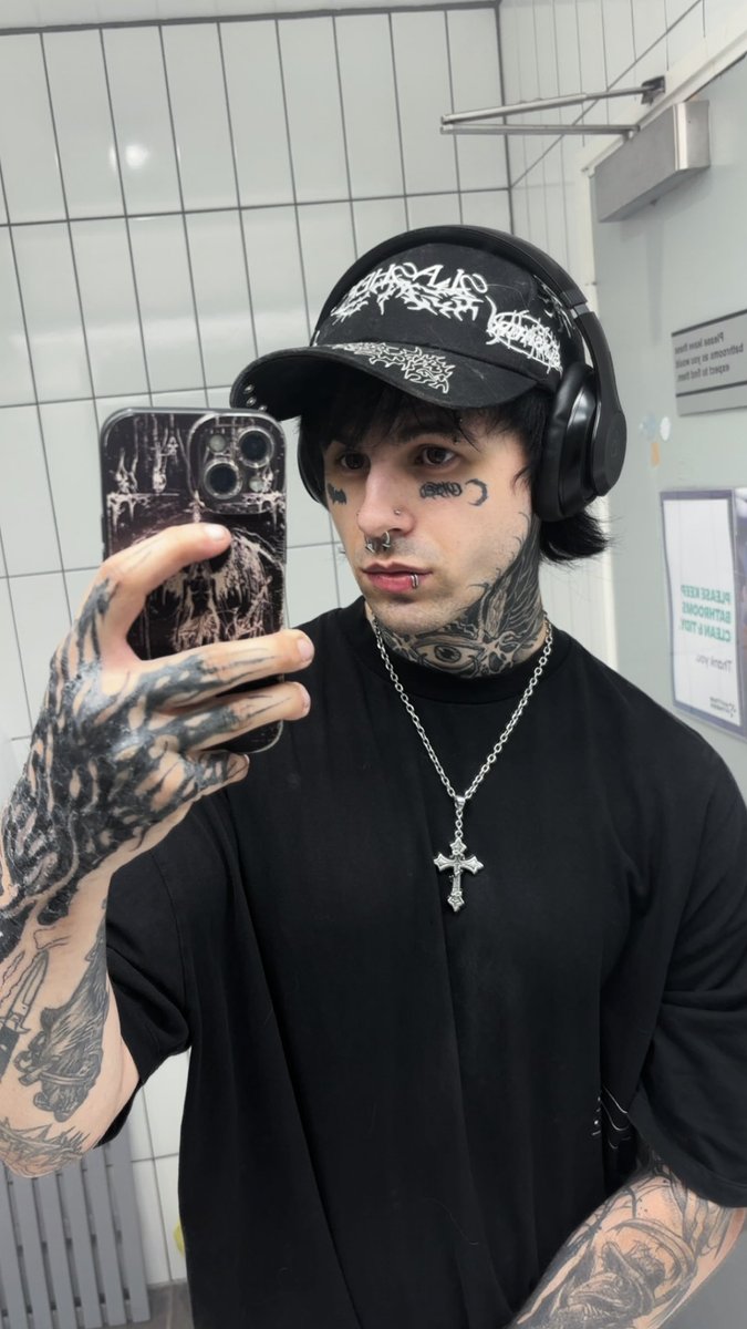 CryyAfterDark's tweet photo. #alt #emoboy #inked https://t.co/N5gNU5HbKF