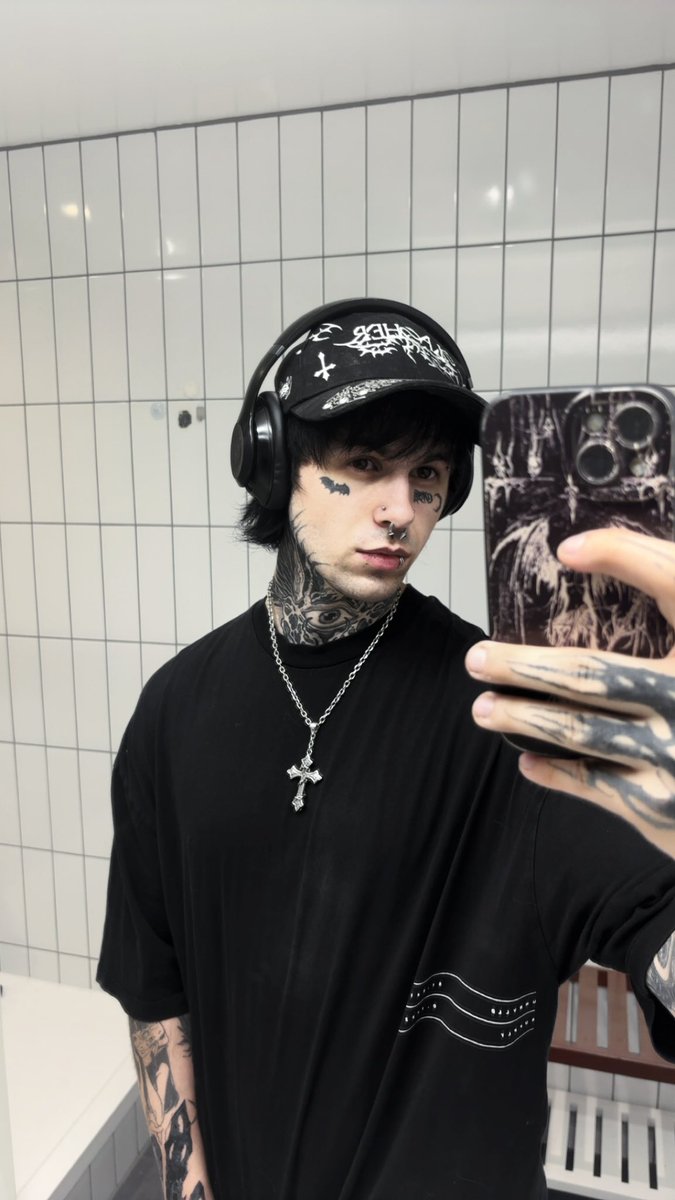 CryyAfterDark's tweet photo. #alt #emoboy #inked https://t.co/N5gNU5HbKF