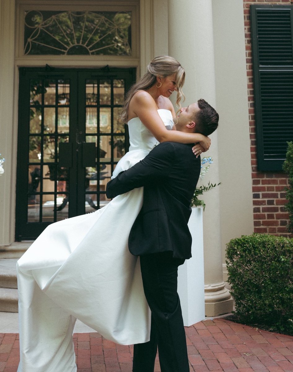ECUBrodySOM's tweet photo. Alissa Davis and Jake Richardson married at the Carolina Inn before about 150 family and friends, including 15 from med school, in June. Nine days later they reported for residency at @MedUnivSC . "We're both very grateful for our Brody education" they said, now three months in. https://t.co/Vri1ZMZbQ3