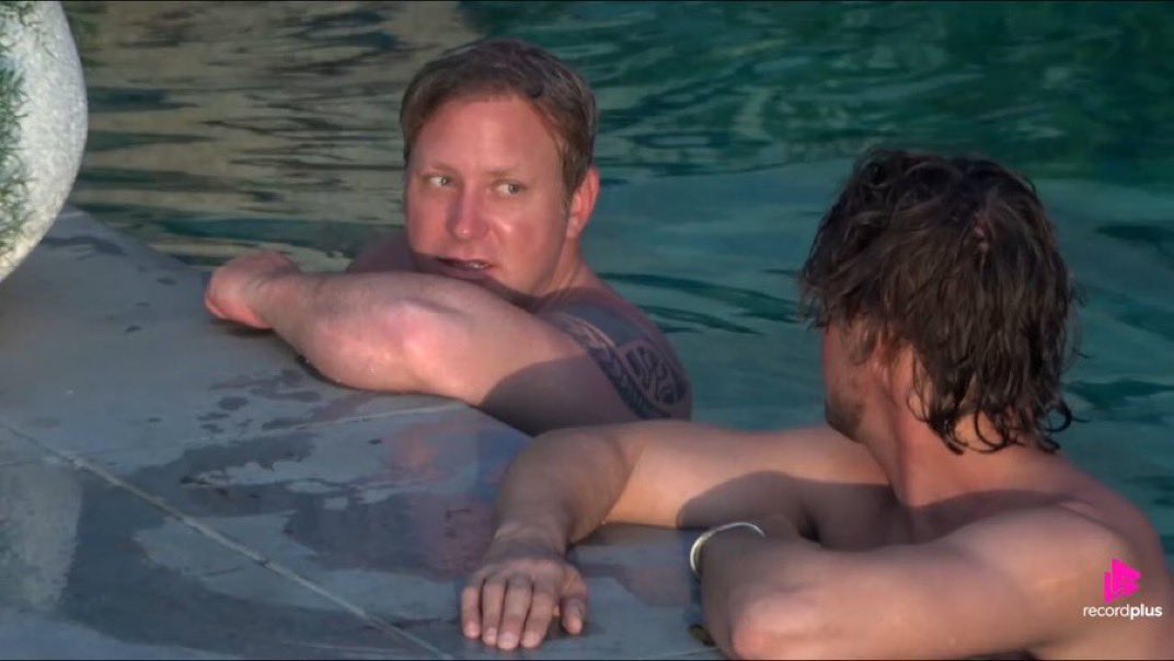CFHondjakoff's tweet photo. Serginho estava aproveitando a piscina com Daniel, descansando e esbanjando simpatia e carinho! #TeamSerginho #AFazenda18 ❤️🐴 https://t.co/H5ceX3T6eI