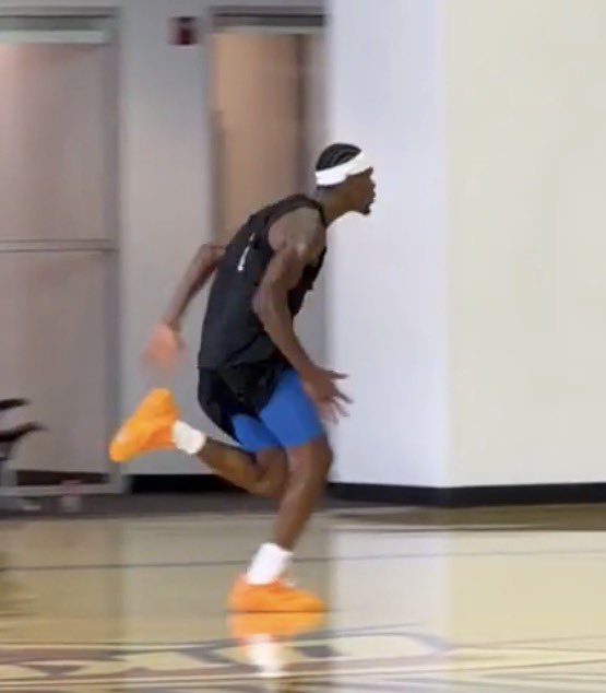 WavyJonesLxckr's tweet photo. @SuaveCEO_ Running like a looney tune https://t.co/gewPchqBtV