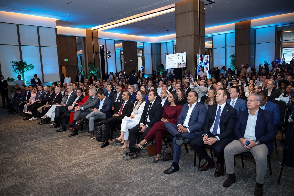 airdmedia's tweet photo. Asistimos al encuentro “Zonas Francas, Zonas de Oportunidades 2026”, organizado por nuestro socio ADOZONA y el MICM, encabezado por el Presidente de la República Dominicana Luis Abinader, donde fue presentado Talent Up República Dominicana.

El programa busca conectar la formación técnica y digital con las necesidades de talento de las industrias prioritarias, con capacitación en áreas como análisis de datos, inteligencia artificial, computación en la nube, ciberseguridad y redes. Talent Up es una iniciativa regional del BID, en alianza con Google Cloud y Cisco Networking Academy.

Felicitamos👏a nuestro socio @Adozona_rd y a su presidenta, Claudia Pellerano, así como al ministro Eduardo “Yayo” Sanz Lovatón  (@SanzLovaton), por impulsar la formación del talento humano y la articulación entre formación, industria y oportunidades laborales, en apoyo a la transformación tecnológica de las zonas francas y la industria nacional.