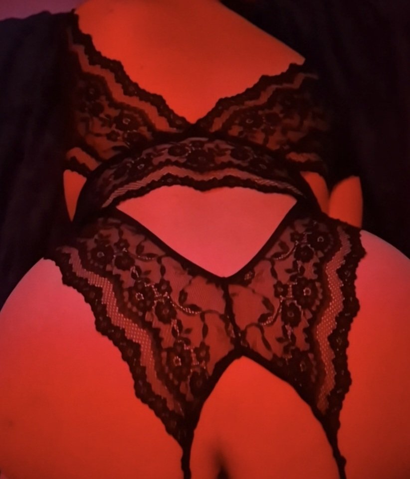 secretsensuelle's tweet photo. Sous les lumières rouges, toutes les inhibitions disparaissent… 🔴🔥
​Envie de voir ce qui s'est passé juste après cette photo ? On t'attend sans aucune censure sur notre profil privé. 😈
​🔞 Débloque tout notre univers ici :
https://t.co/KrsOT2xfN3 https://t.co/9KdqcNTGhS