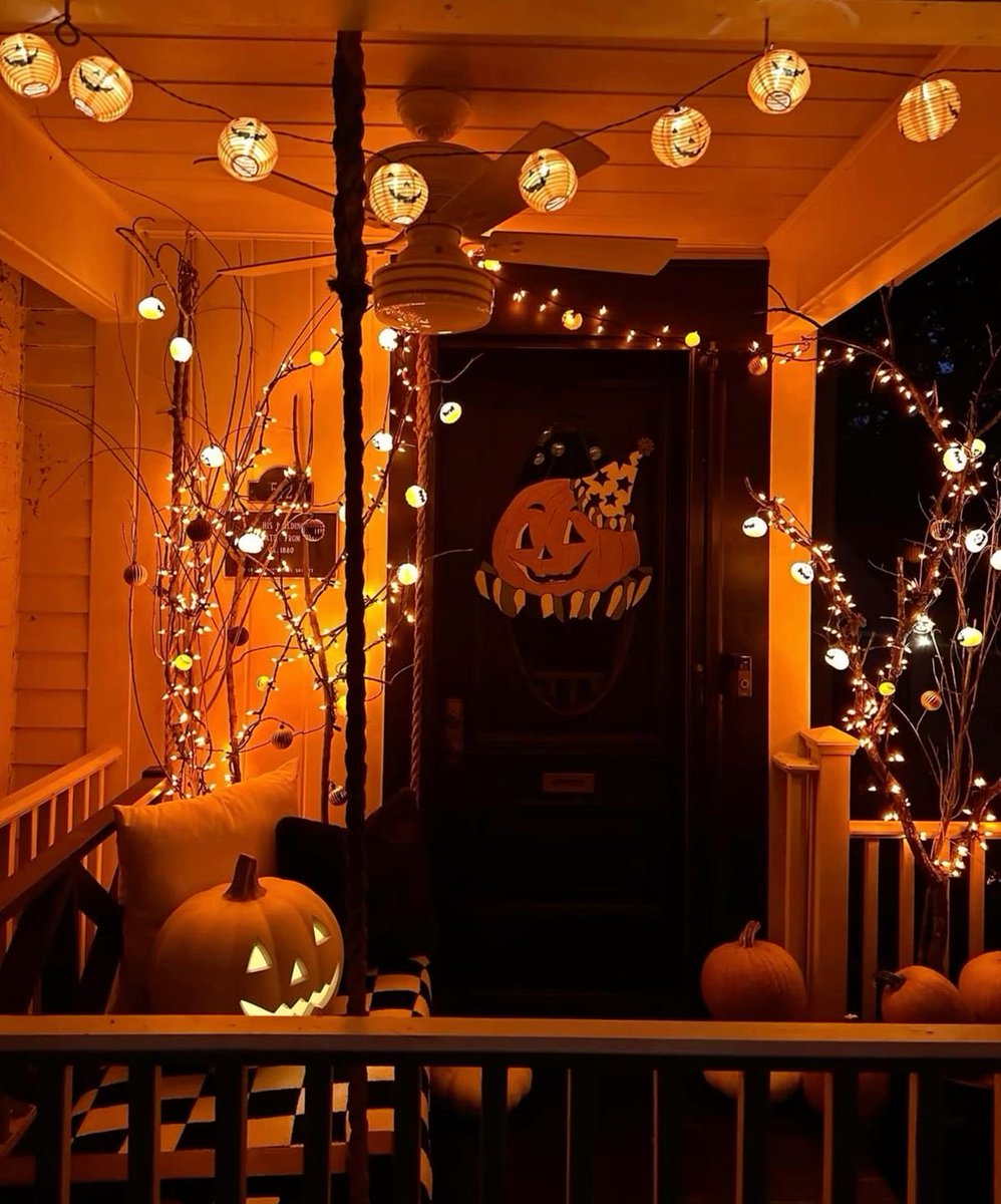 gothhauswife's tweet photo. I’m so pleased to see the TL in agreement about how tacky and off-putting gore Halloween decorations are. You need to be nostalgic jack-o-lantern maxxing. https://t.co/WEzujb7CXp
