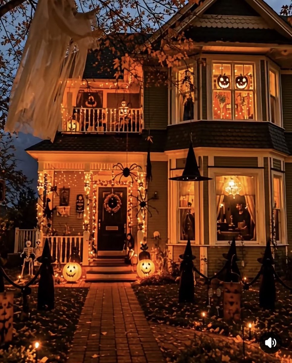 gothhauswife's tweet photo. I’m so pleased to see the TL in agreement about how tacky and off-putting gore Halloween decorations are. You need to be nostalgic jack-o-lantern maxxing. https://t.co/WEzujb7CXp