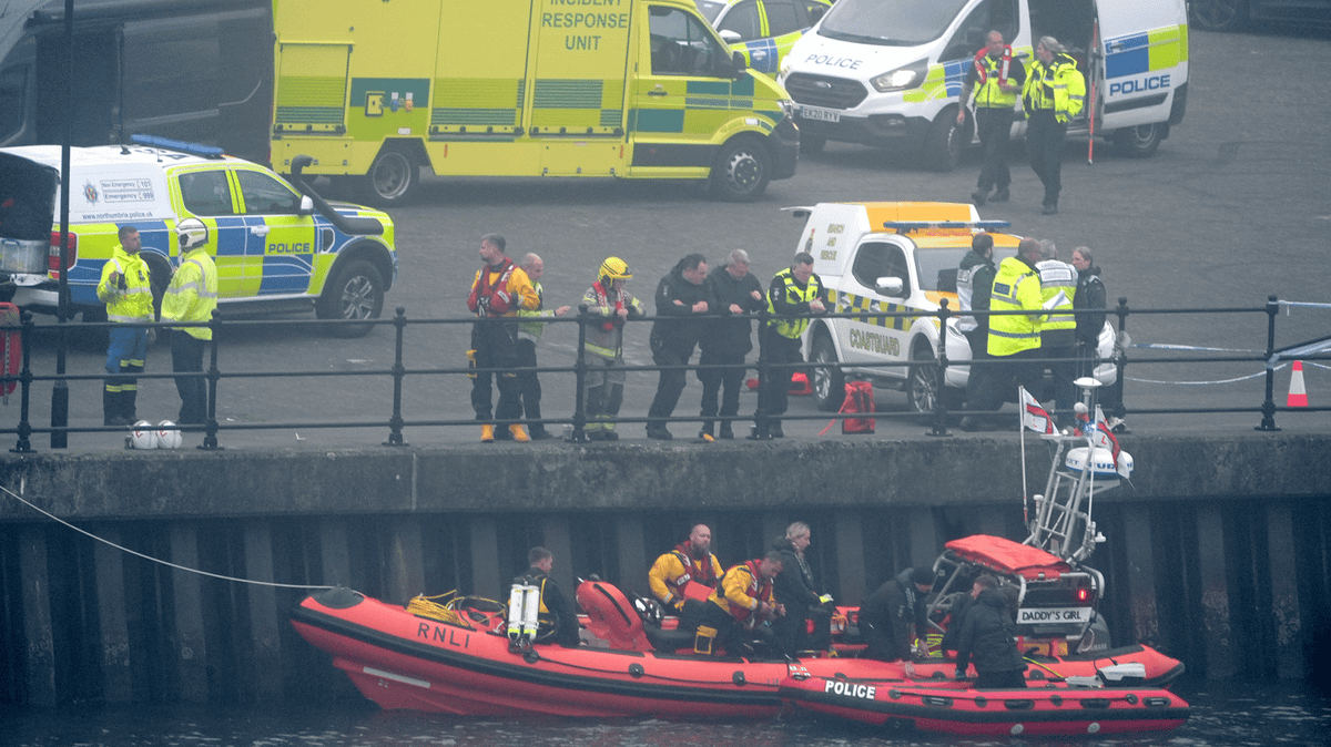 ladbible's tweet photo. Three teenagers die after car plunges into River Wear as 17-year-old boy arrested https://t.co/ATtpLg3F2K https://t.co/Szn0HiV4j5