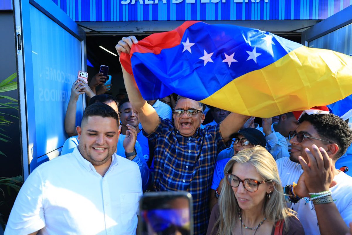 vente_mundo's tweet photo. Bienvenido a casa  @rrsdouglas 🇻🇪

Nuestro coordinador de @ventebolivar, aterrizó en el Aeropuerto Internacional de Maiquetía, tras más de dos años y medio de exilio.

Seguimos fortaleciendo el trabajo que se viene para conquistar la libertad 💪🏻 https://t.co/fVTva0tK0S