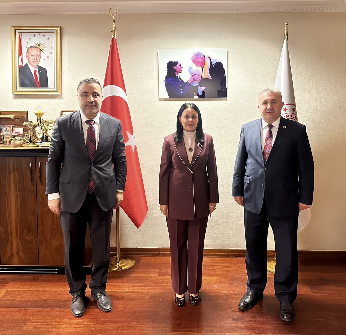 CebrailYakr's tweet photo. İçişleri Bakanlığı Bakan Müşaviri Sayın Hatice Atan’ı makamında ziyaret ettik.Sayın Müşavirimize misafirperverliğinden dolayı teşekkür ediyor, çalışmalarında başarılar diliyoruz.
@hatice_atan73 
@TC_icisleri 
@BilalOktay https://t.co/dJTvRqRW3N