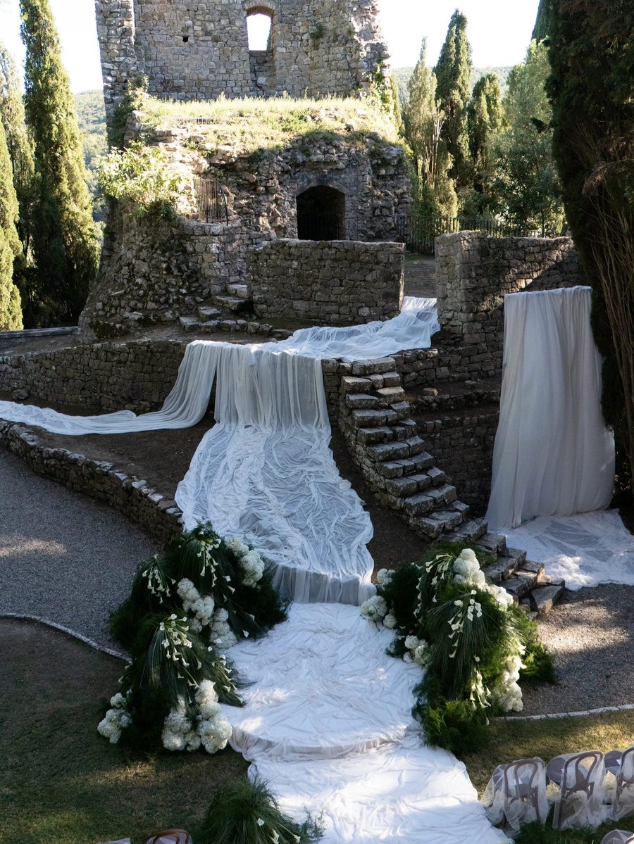 oldllover's tweet photo. Imagina você casar com um italiano nas ruínas de um CASTELO https://t.co/Y5INiG8x2q