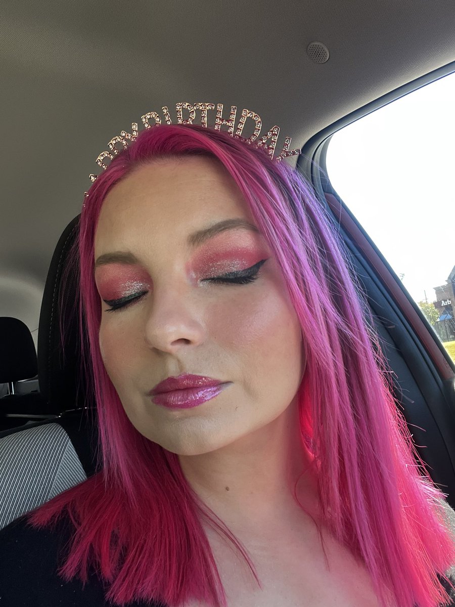 likevegotbitten's tweet photo. Obsessed w my eye makeup today btw https://t.co/9DMlcbrnSu