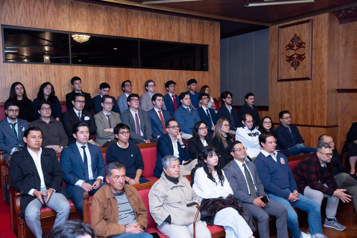 uasbecuador's tweet photo. 📚👥 𝗨𝗻𝗮 𝗺𝗶𝗿𝗮𝗱𝗮 𝗮 𝗹𝗼𝘀 𝘀𝗲𝗿𝘃𝗶𝗰𝗶𝗼𝘀 𝗽𝘂́𝗯𝗹𝗶𝗰𝗼𝘀 𝗲𝗻 𝗘𝗰𝘂𝗮𝗱𝗼𝗿

Compartimos algunos momentos de la presentación del libro 𝗦𝗲𝗿𝘃𝗶𝗰𝗶𝗼𝘀 𝗽𝘂́𝗯𝗹𝗶𝗰𝗼𝘀 𝗲𝗻 𝗘𝗰𝘂𝗮𝗱𝗼𝗿: 𝗧𝗲𝗻𝘀𝗶𝗼𝗻𝗲𝘀 𝗷𝘂𝗿𝗶́𝗱𝗶𝗰𝗮𝘀, 𝗲𝗰𝗼𝗻𝗼́𝗺𝗶𝗰𝗮𝘀 𝗲 𝗵𝗶𝘀𝘁𝗼́𝗿𝗶𝗰𝗮𝘀 𝗲𝗻𝘁𝗿𝗲 𝗲𝘀𝘁𝗮𝘁𝗶𝘀𝗺𝗼 𝘆 𝗹𝗶𝗯𝗲𝗿𝗮𝗹𝗶𝘀𝗺𝗼, de Francisco Javier Albuja Varela.

El encuentro fue presidido por nuestro rector, Profesor @cesarmontanog, junto a Ruth Elizabeth García, de la @PUCE_Ecuador; Juan Pablo Aguilar Andrade, de la @USFQ_Ecuador; y Juan Carlos Mogrovejo Jaramillo, docente del Área de @Derecho_UASB, quien moderó el lanzamiento de la obra.

Una jornada de diálogo y reflexión sobre los desafíos, transformaciones y distintas perspectivas que han marcado la gestión de los servicios públicos en Ecuador.

📸 Así vivimos esta jornada de reflexión académica.

#AgendaUASB #ServiciosPúblicos #Derecho #Economía #Ecuador #Investigación #PasiónPorLaExcelenciaUASB